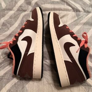 Jordan 1 low Mocha Brown and White Sneakers with Pink Laces